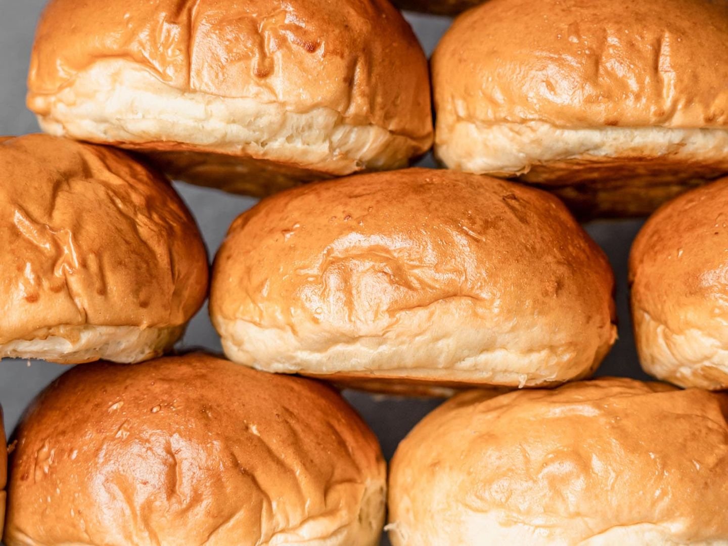 Bandeja de potato rolls recién horneados